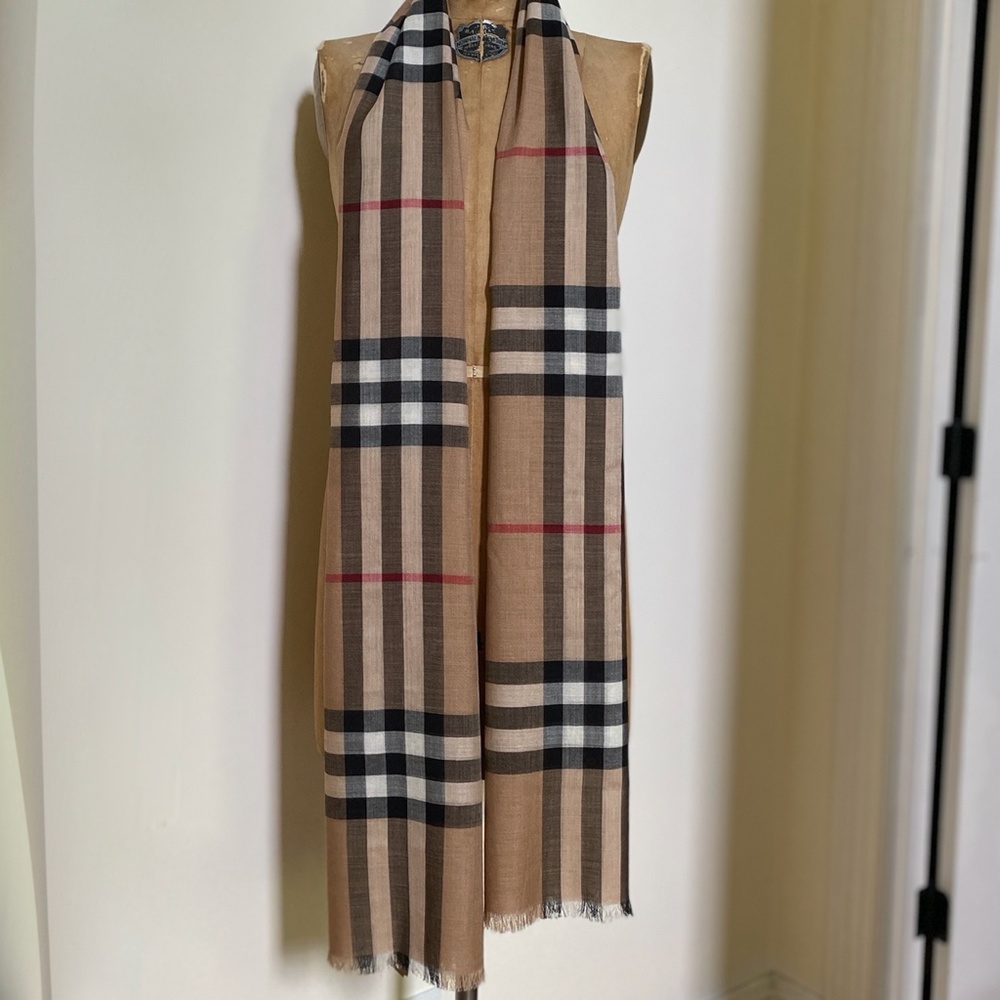 Burberry Light Weight Silk & Wool Scarf NWOT - Picture 12 of 12